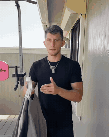 מדגישה את הידיים כתפיים וחזה.״מדלגת״ על הבטן.