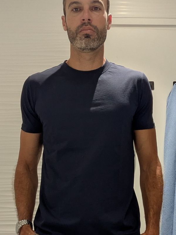 לקוח BUDS לובש חולצת V-FIT