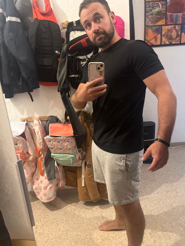 לקוח BUDS לובש חולצת V-FIT