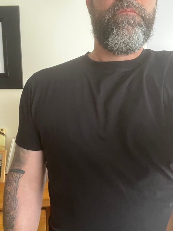 לקוח BUDS לובש חולצת V-FIT